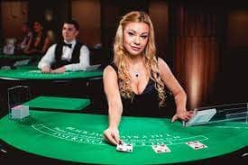 Papan peringkat menampilkan kemajuan pemain selama turnamen berlangsung Papan peringkat turnamen real-time untuk permainan Spadegaming